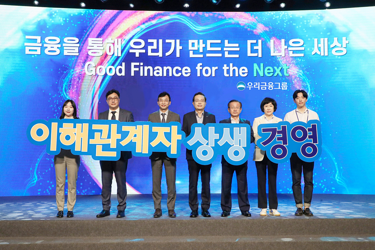 ▲우리금융그룹(회장 손태승)이 지난 15일 하반기 그룹 경영전략워크숍에서 ‘이해관계자 상생경영 선포식’ 을 개최했다. 왼쪽부터 MZ직원, HRM 안성찬 대표, IMM PE 김영호 대표, 우리금융그룹 손태승 회장, 우리은행 명사클럽 홍종식 회장, 소상공인연합회 오세희 회장, MZ직원이 기념촬영을 하고 있다. (사진제공=우리금융그룹)