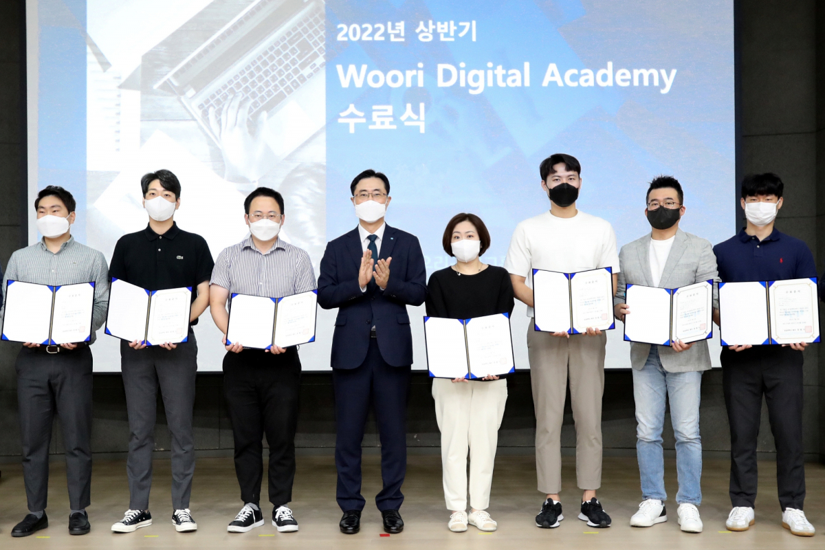 ▲우리금융그룹(회장 손태승)은 지난 15일, 서울 동작구 숭실대학교에서 ‘Woori Digital Academy’ (우리 디지털 아카데미) 2기 수료식을 실시했다. 전상욱 우리금융지주 미래성장총괄 사장(왼쪽부터 4번째)이 연수생들과 함께 기념촬영을 하고 있다. (우리금융그룹)