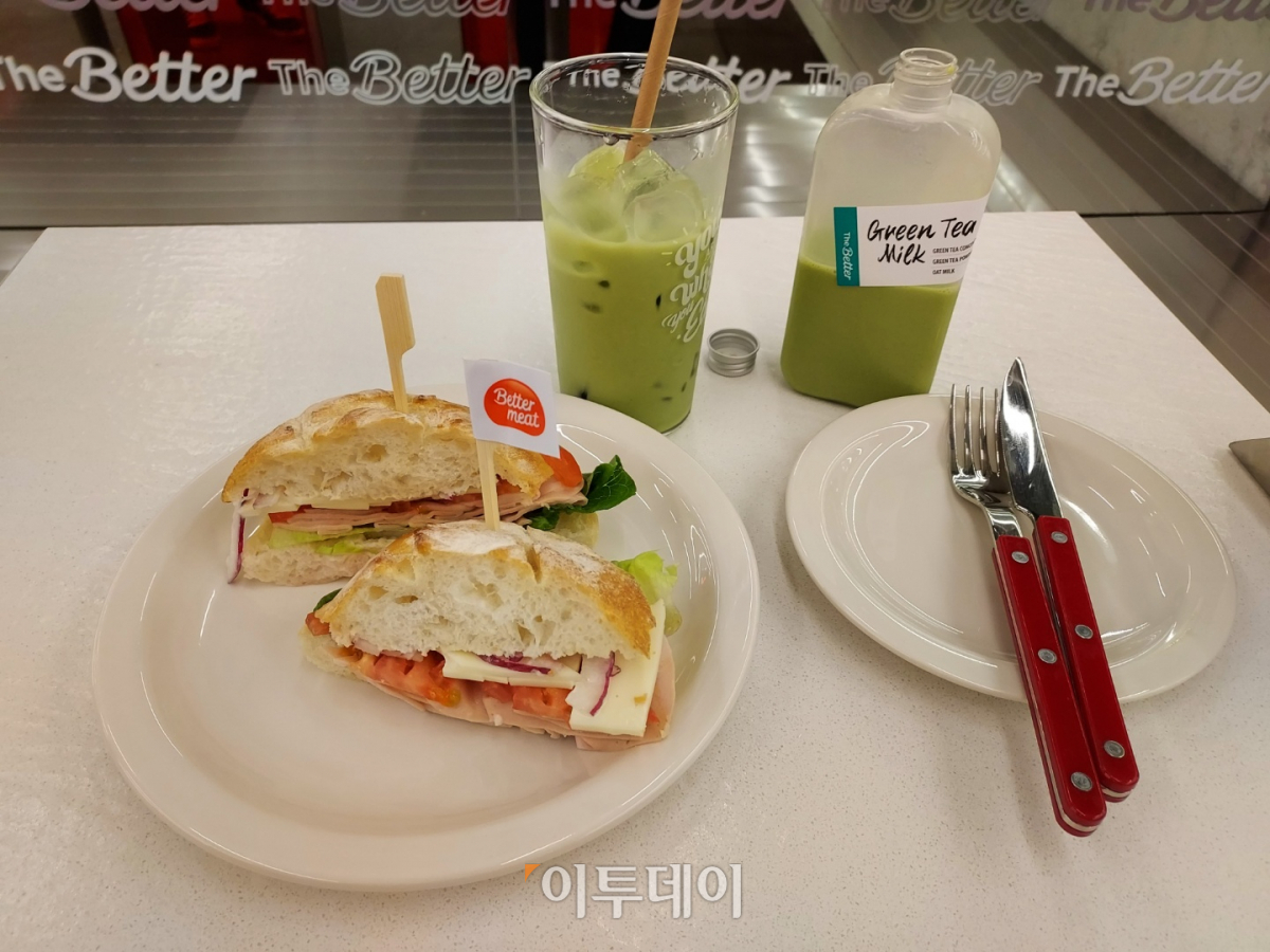 ▲신세계푸드 '더 베러'에 판매하는 대체육 샌드위치.  (사진=한영대 기자 yeongdai@)