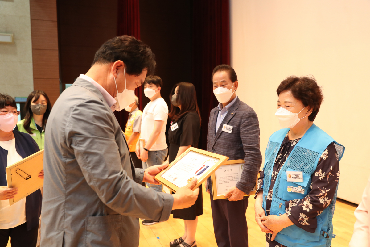 ▲박준희 관악구청장이 볼런티어 총회에서 상장을 수여하고 있다. (자료제공=관악구)