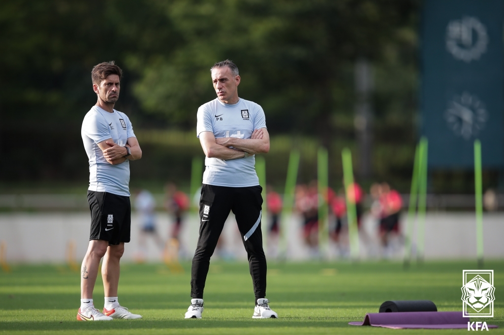 ▲대표팀 훈련 지켜보는 벤투 감독(오른쪽)(대한축구협회)