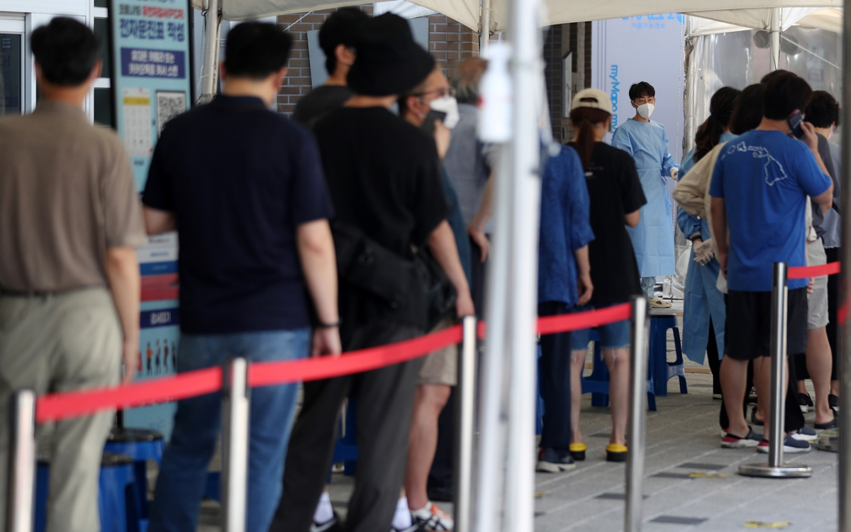 ▲19일 오전 서울 마포구보건소 선별진료소에서 시민들이 검사를 받기 위해 대기하고 있다. 2022.07.19. livertrent@newsis.com (뉴시스)