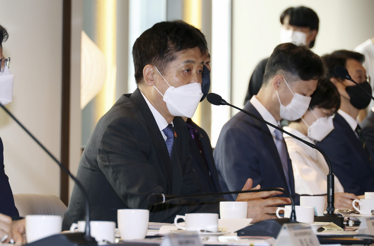 ▲김주현 금융위원장은 19일 오전 서울 중구 은행연합회관 뱅커스클럽에서 금융규제혁신회의 출범식을 열고 모두 발언을 하고 있다.  (금융위원회)