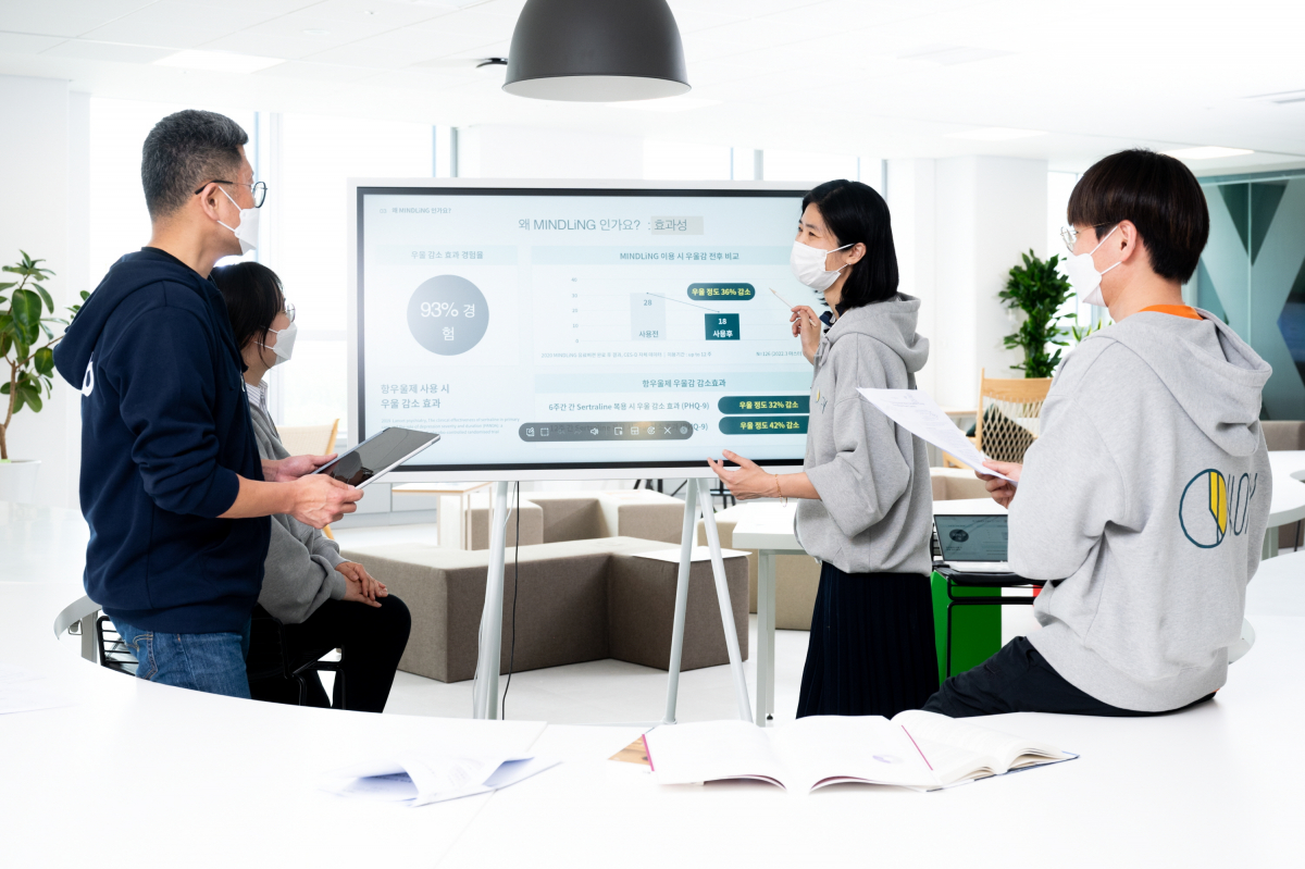 ▲삼성전자가 혁신적인 스타트업을 발굴, 지원해 국내 창업 생태계 활성화에 기여하는 'C랩 아웃사이드' 공모전을 7월 19일부터 9월 2일까지 진행한다. 지난해 'C랩 아웃사이드' 4기로 선정된 '포티파이'가 온라인 멘탈케어 서비스 '마인들링'을 삼성전자 임직원 대상으로 시범 서비스하고 있다. (제공=삼성전자)