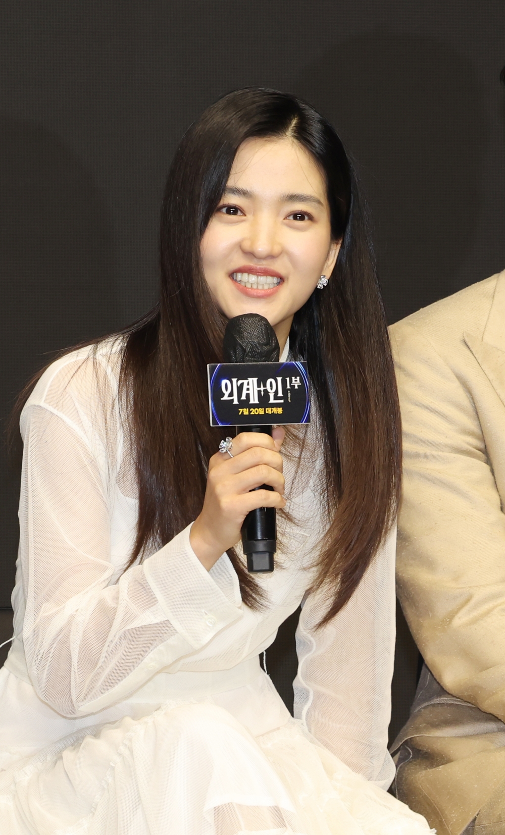 ▲배우 김태리가 23일 서울 여의도 콘래드호텔에서 열린 영화 '외계+인 1부' 제작 보고회에 참석해 질문에 답변하고 있다. 조현욱 기자 gusdnr8863@ (이투데이DB)