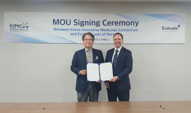 ▲허경화 KIMCo 대표(왼쪽)와 스테판 엘더 이밸류에이트 아시아태평양 담당 부사장이 최근 서울 서초구 제약회관에서 MOU를 체결했다.
