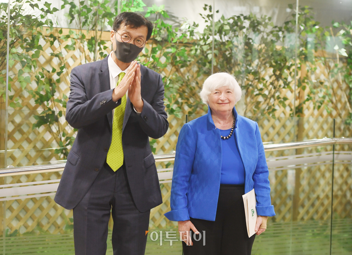 ▲19일 이창용 한국은행 총재가 제닛 옐런 미 재무부 장관을 환대하고 있다. (조현호 기자 hyunho@)