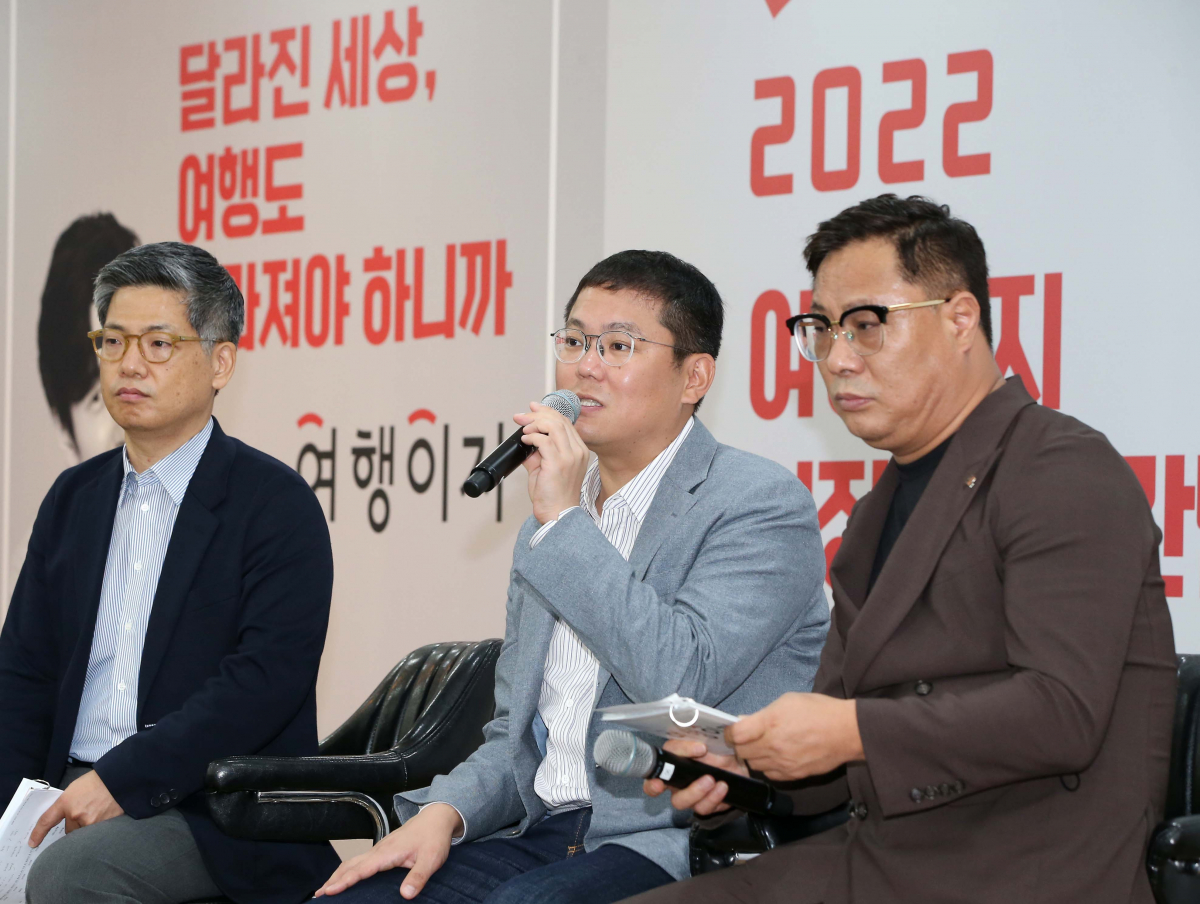 ▲이상구 교원투어 여행기획부문장(왼쪽부터), 장동하 교원투어 대표이사, 김명진 교원투어 사업대표가 19일 여행이지 간담회에서 질의 응답하고 있다. (사진제공=교원그룹)