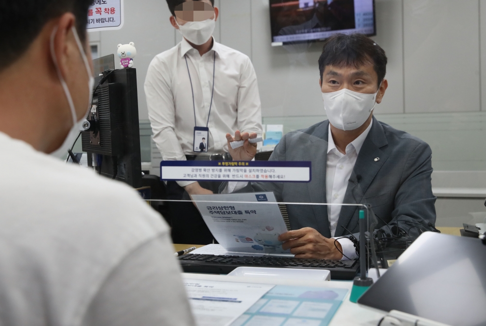 ▲이복현 금융감독원장이 14일 서울 중구 신한은행 남대문지점을 방문해 고객과 대출 상담을 하고있다. 조현욱 기자 gusdnr8863@ (이투데이DB)