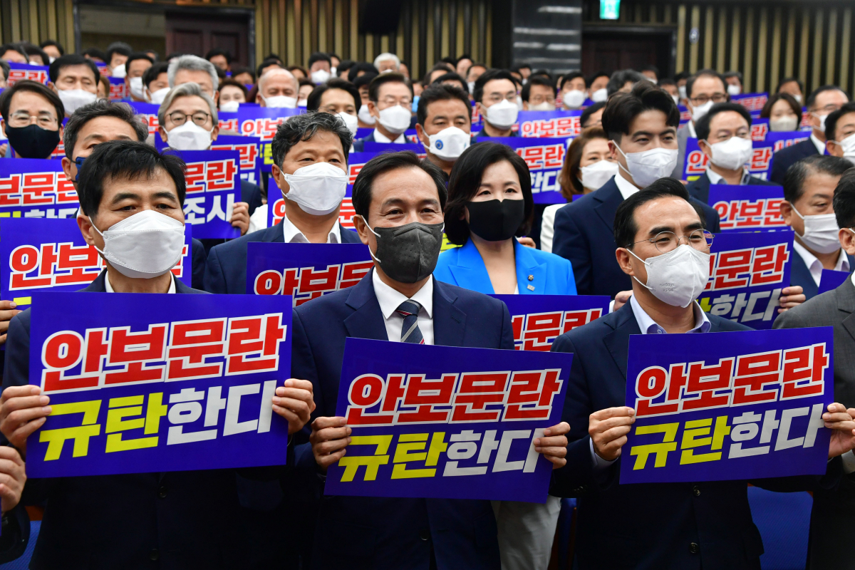 ▲19일 오후 서울 여의도 국회에서 열린 더불어민주당 의원총회에서 우상호 비상대책위원장, 박홍근 원내대표와 의원들이 '안보문란, 인사문란' 피켓을 들고 구호를 외치고 있다. (국회사진기자단)