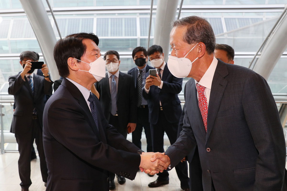 ▲허창수 전경련 회장(오른쪽)이 19일 전경련회관 컨퍼런스센터에서 열린 '기업가정신 전국 확산 사업 발대식'에 참석해 안철수 국민의힘 의원과 악수하고 있다. (사진제공=전국경제인연합회)