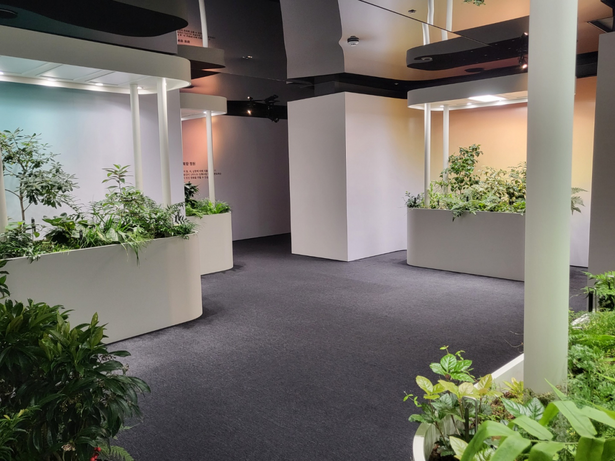▲동서남북 창문 방향 별로 적합한 자생식물로 구성된 실내정원 (사진제공=포스코건설)