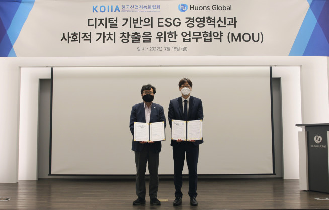 ▲휴온스글로벌은 18일 휴온스그룹 사옥에서 한국산업지능화협회와 디지털 기반 ESG 경영혁신 및 사회적 가치 창출을 위한MOU를 체결했다. 이상진(왼쪽) 한국산업지능화협회 본부장과 박성권 휴온스글로벌 경영기획실 이사가 협약서를 들어보이고 있다. (사진제공=휴온스글로벌)