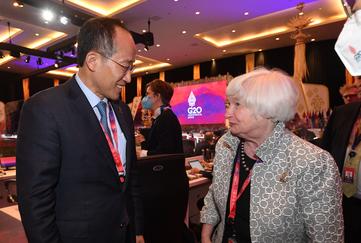 ▲G20 재무장관 중앙은행총재회의 참석차 인도네시아 발리를 방문한 추경호 경제부총리 겸 기획재정부 장관이 7월 15일 발리 누사두아 컨벤션센터(BNDCC)에서 재닛 옐런 미국 재무장관 환담을 나누고 있다. (사진제공=기획재정부)