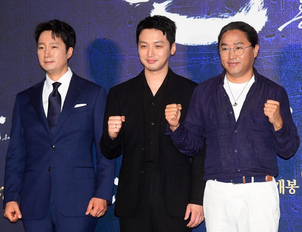 ▲영화 '한산:용의 출현' 제작보고회가 열린 28일 서울 광진구 롯데시네마 건대입구점에서 배우 박해일(왼쪽부터), 변요한, 김한민 감독이 포토타임을 갖고 있다. 고이란 기자 photoeran@ (이투데이DB)