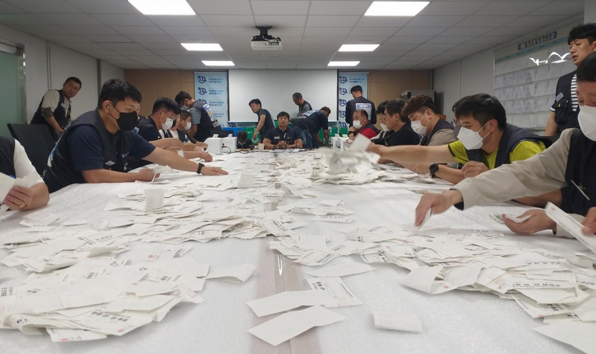 ▲현대차 노조가 19일 노조 사무실에서 올해 임협 잠정합의안에 대한 조합원 찬반투표 개표 작업을 하고 있다. (출처=현대차 노조)