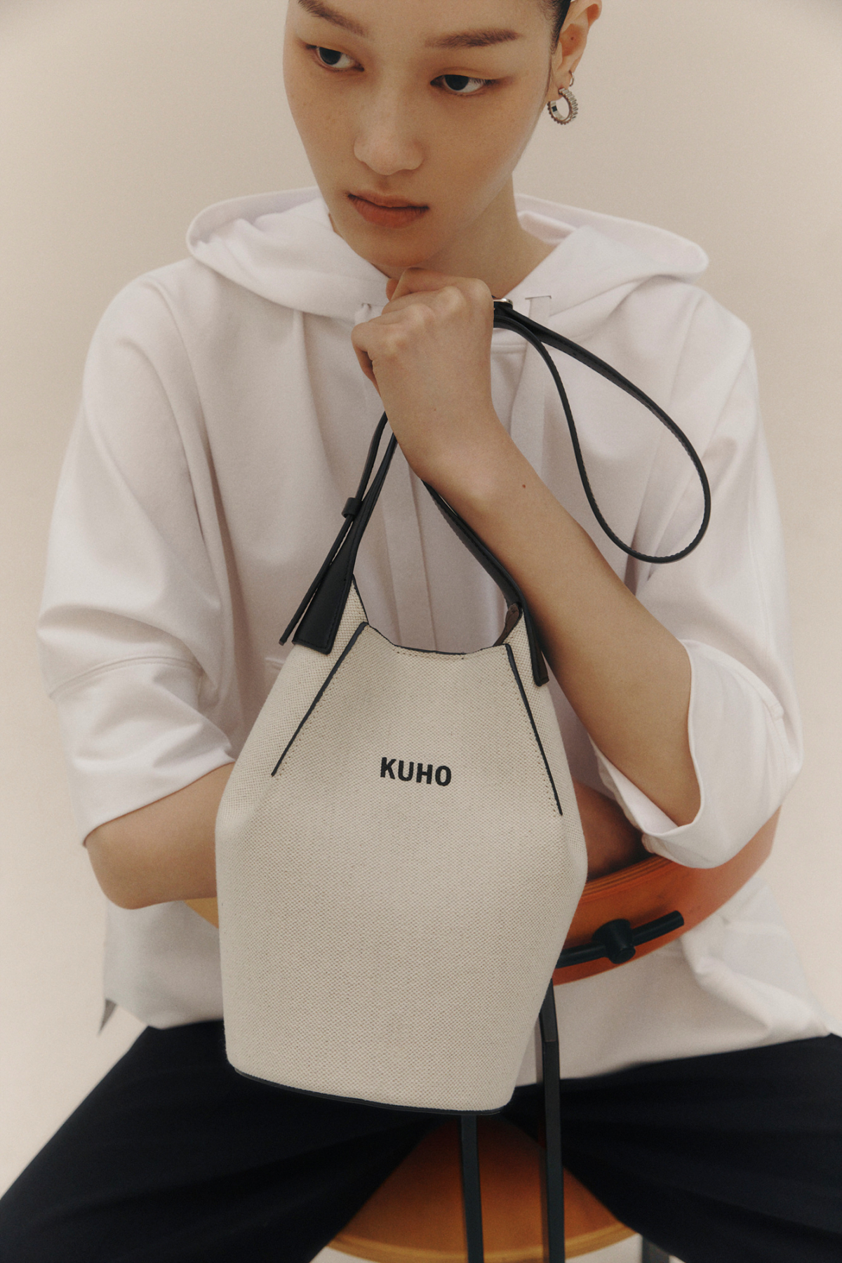 ▲구호 22FW 가방 컬렉션인 엣지 캔버스 버킷백. (사진제공=삼성물산)