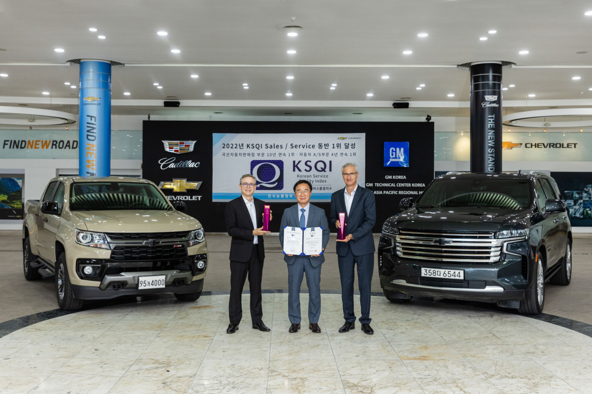 ▲ ‘2022년 KSQI’ 국산자동차 판매점과 AS부문 동반 1위 달성을 축하하며 기념사진을 촬영하고 있다. 왼쪽부터 카를로스 미네르트 한국지엠 부사장, 한수희 KMAC 대표이사, 로베르토 렘펠 한국지엠 사장. (사진제공=한국지엠)