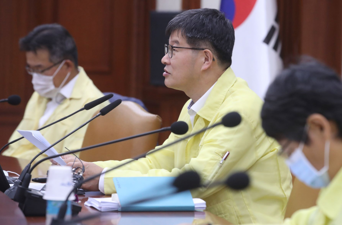 ▲이기일 중앙재난안전대책본부 1총괄조정관(보건복지부 제2차관)이 20일 오전 서울 종로구 정부서울청사에서 열린 코로나19 중앙재난안전대책본부(중대본) 회의를 주재하며 발언하고 있다. (뉴시스)