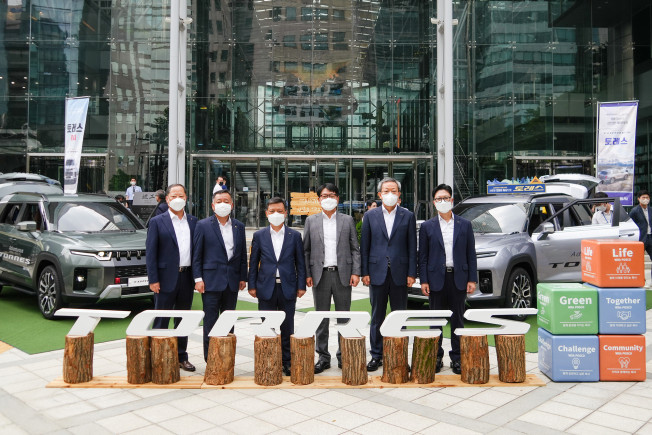 ▲포스코가 쌍용자동차와 20일부터 이틀간 강남 포스코센터에서 신차 '토레스' 공동 프로모션에 나섰다. (왼쪽부터) KG스틸 박성희 사장, 쌍용자동차 박경원 구매본부장, 포스코 김학동 부회장, 쌍용자동차 정용원 관리인, 포스코 정탁 마케팅본부장, 포스코 김상균 자동차소재마케팅실장. (사진제공=포스코)