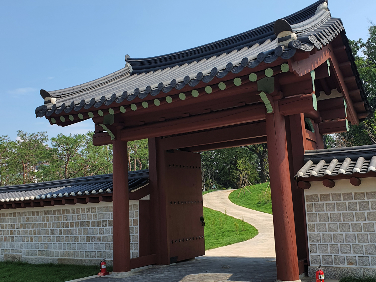 ▲20일 서울 종로구 창경궁과 종묘 연결 역사복원사업을 통해 원형복원 된 북신문. (자료제공=서울시)