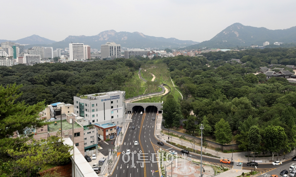 ▲20일 서울 종로구 창경궁과 종묘 연결 역사복원사업이 공개됐다. 서울시는 창경궁과 종묘를 단절시켰던 율곡로를 지하화하고 그 위에 축구장보다 넓은 녹지(약 8000㎡)를 만들어 끊어졌던 녹지축을 잇고 일제가 없애버린 창경궁과 종묘 사이 궁궐담장(503m)과 북신문(北神門)도 최대한 원형 그대로 복원했다고 밝혔다. 조현욱 기자 gusdnr8863@