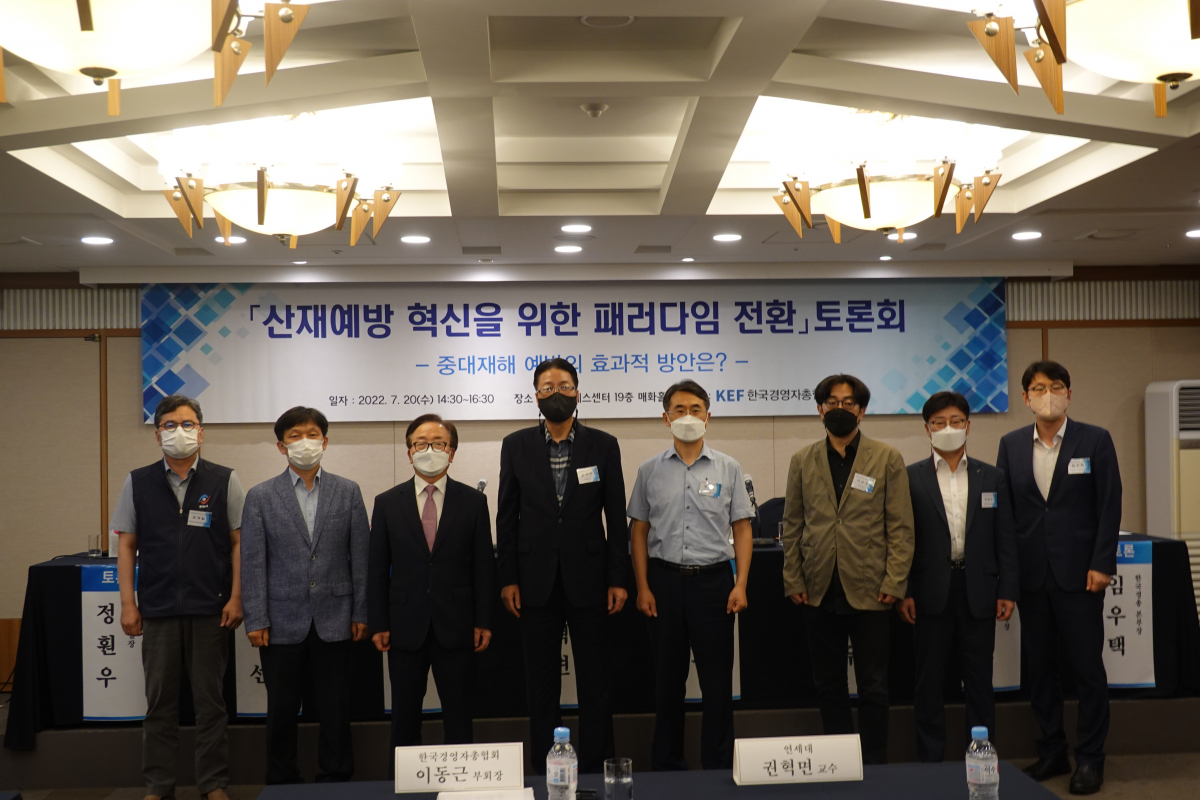 ▲(왼쪽부터) 김광일 한국노총 본부장, 강태선 서울사이버대 교수, 이동근 경총 부회장, 권혁면 연세대 교수, 정진우 서울과기대 교수, 이근우 가천대 교수, 정훤우 포스코 실장, 임우택 경총 안전보건본부장
   (사진제공=한국경영자총협회)