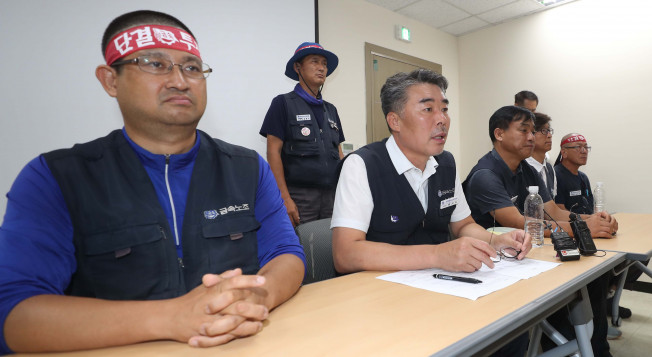 ▲대우조선해양 하청지회가 20일 오후 경남 거제 대우조선해양에서 추후 일정에 대해 브리핑하고 있다. (연합뉴스)