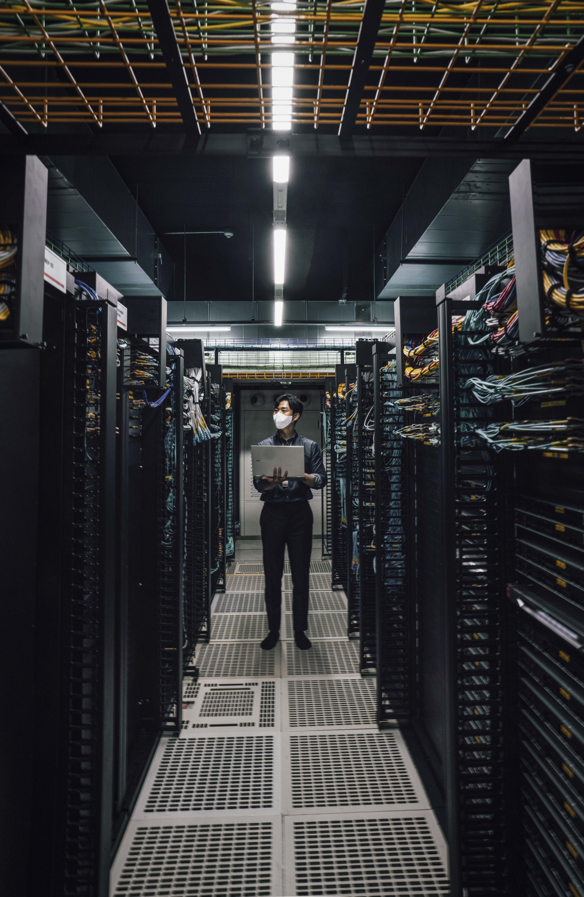 ▲SK텔레콤 연구원이 대전 SK둔산사옥에서 '베어메탈 기반 클라우드 네이티브 방식 코어망'을 점검 중이다. (사진제공=SK텔레콤)