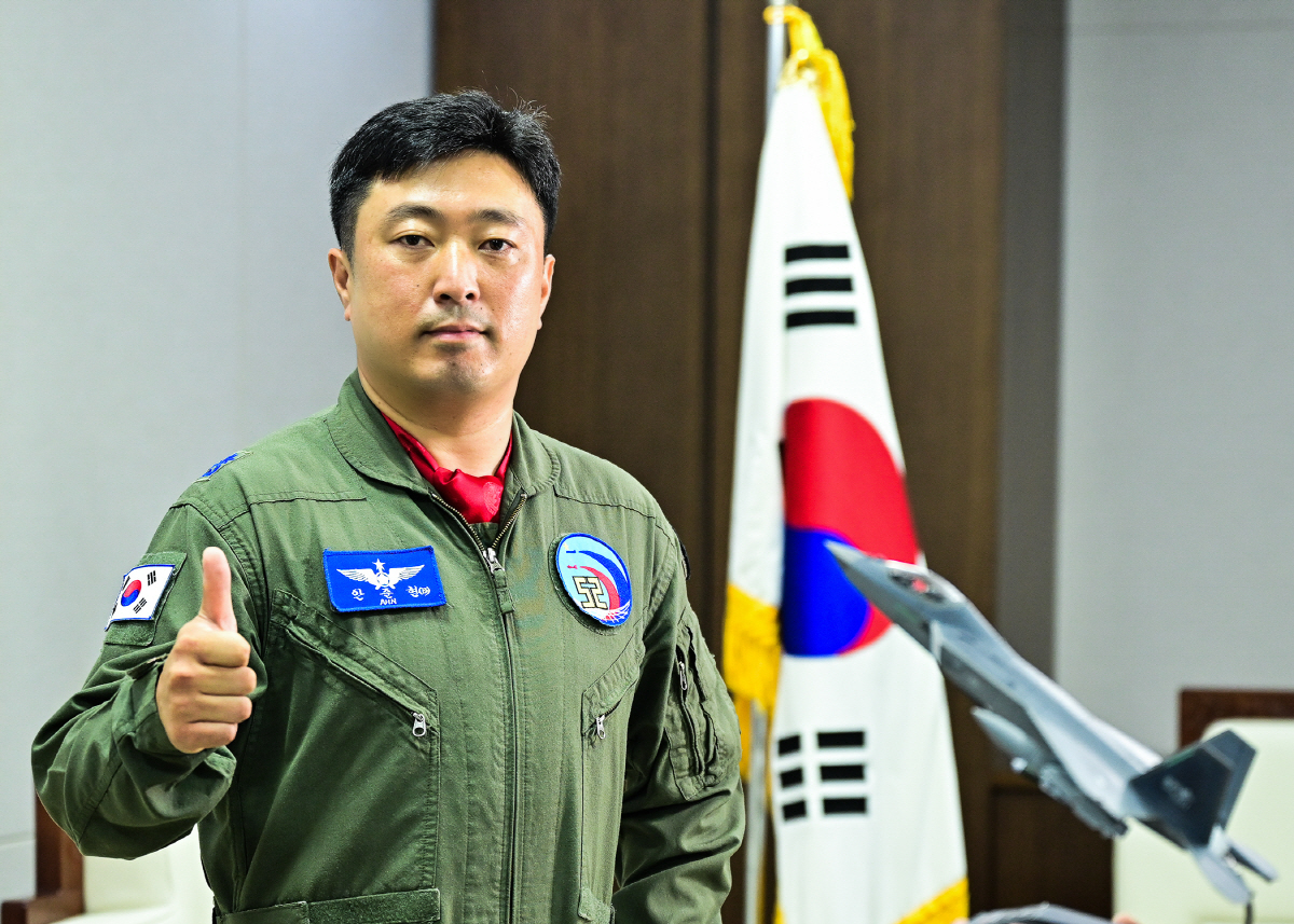 ▲안준현 공군 제52시험평가전대 소령이 지난 19일 경남 사천 공군 제3훈련비행단에서 실시한 4.5세대 국산 전투기 KF-21의 최초 비행한 소감과 앞으로의 각오를 밝혔다. (연합뉴스)