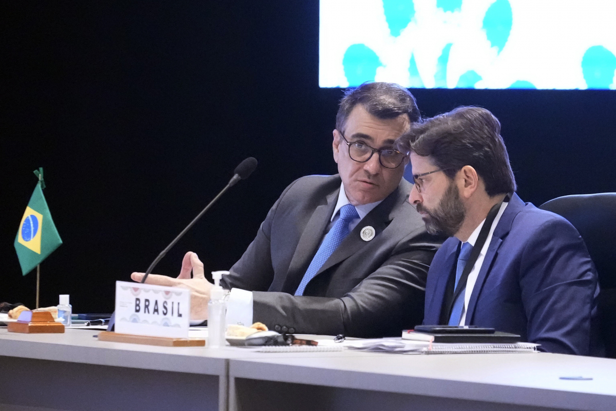 ▲20일(현지시간) 파라과이 루케에서 열린 남미공동시장(메르코수르) 정상회의에 참석한 카를로스 프랑카 브라질 외무장관이 정부 관계자와 대화하고 있다. 루케/AP뉴시스