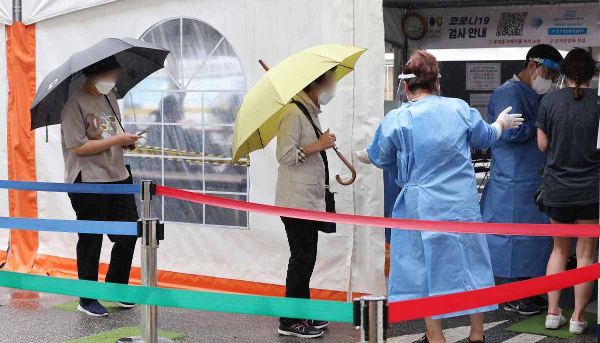 ▲21일 오전 서울 강남구보건소 코로나19 선별진료소에서 검사를 받으려는 시민들이 대기하고 있다.  (연합뉴스)