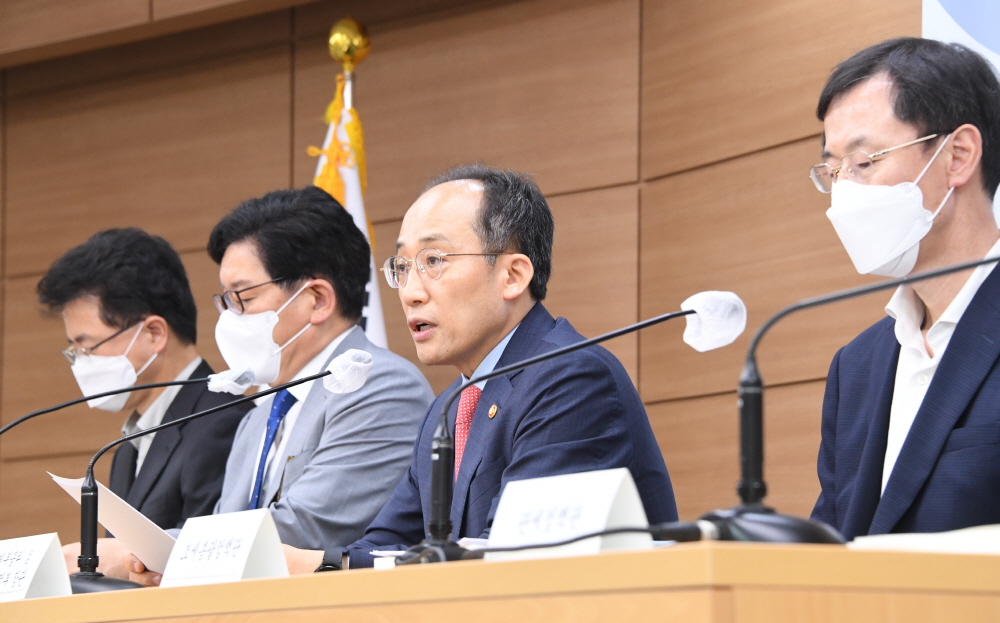 ▲추경호 경제부총리 겸 기획재정부 장관(가운데)이 18일 정부세종청사에서 진행된 '2022년 세제개편안' 사전 브리핑에서 주요 개편 내용을 설명하고 있다. (사진제공=기획재정부)