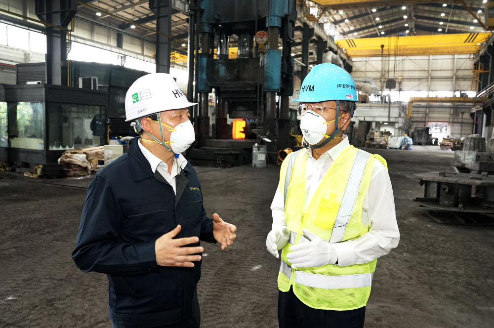 ▲김종호 기술보증기금 이사장은 20일 충남 서산에 위치한 소재 전문기업 한국진공야금을  방문했다.  (사진제공=기술보증기금)