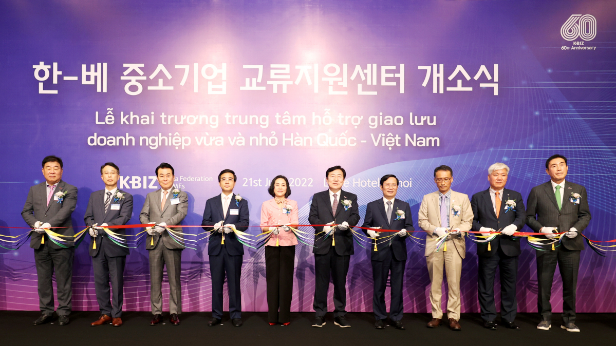 ▲21일(현지시간) 베트남 하노이 롯데호텔에서 열린 ‘한-베 중소기업 교류센터 개소식’에서 김기문 중기중앙회장을 비롯해 참석자들이 기념촬영을 하고 있다. 왼쪽 네번째부터 응우옌 탄 콩 의원, 응우옌 티 타인 의원, 김 회장, 판 탄 콩 베트남 상공회의소 회장, 정우진 주베트남 한국총영사. (사진제공=중소기업중앙회)