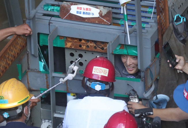 ▲박진 국가인권위원회 사무총장이 21일 오후 경남 거제시 아주동 대우조선해양 옥포조선소 독 화물창 바닥에서 농성 중인 유최안 금속노조 거제통영고성 조선하청지회 부지회장과 면담하고 있다. (연합뉴스)