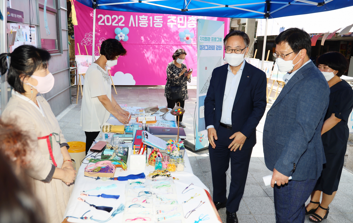 ▲19일 금천구 시흥1동 주민센터에서 열린 주민총회에서 구민들이 액세서리를 판매하고 있다. (사진제공=금천구)