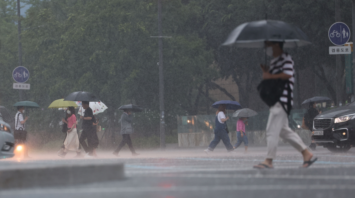 ▲지난 13일 서울 광화문광장 네거리에 장맛비가 쏟아지고 있다. (연합뉴스)
