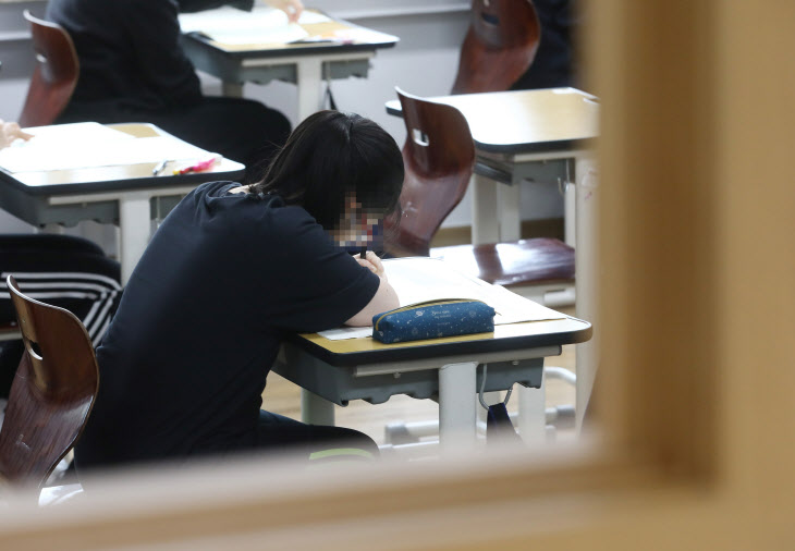 ▲2023학년도 대학수학능력시험 6월 모의평가가 실시된 지난달 9일 서울 영등포구의 한 고등학교에서 수험생들이 수능 모평 응시를 준비하고 있다. (연합뉴스)