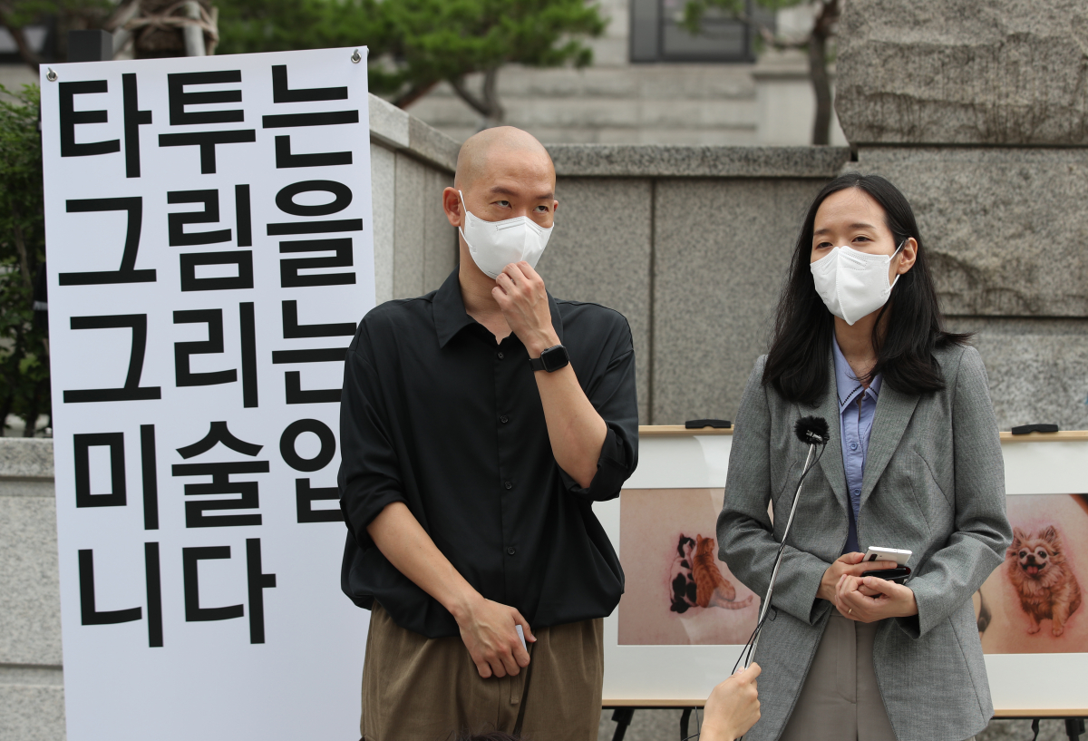 ▲김도윤 타투유니온 지회장과 곽예람 법무법인 오월 변호사가 21일 서울 헌법재판소 앞에서 유명 연예인 타투 관련 사건 재판 중 신청한 헌법소원에 대한 선고(합헌) 이후 기자회견을 하고 있다.  (뉴시스)