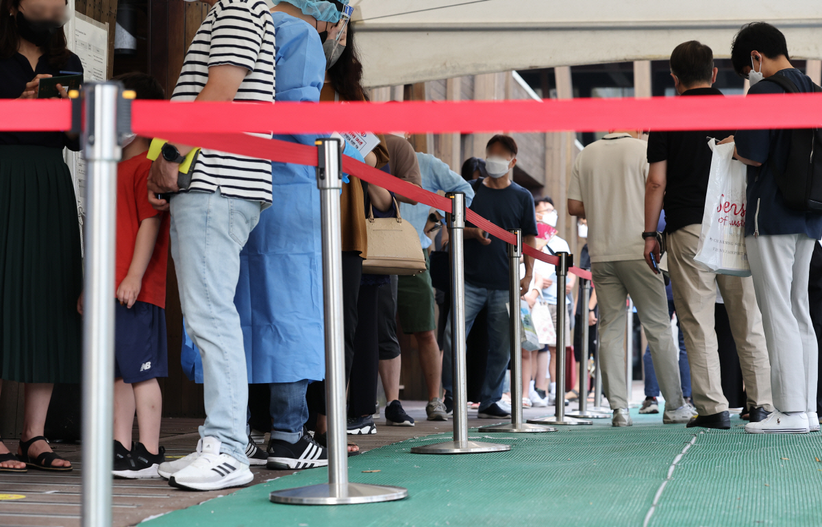 ▲19일 오전 서울 송파구 보건소 선별진료소에 시민들이 줄지어 서있는 모습. (연합뉴스)
