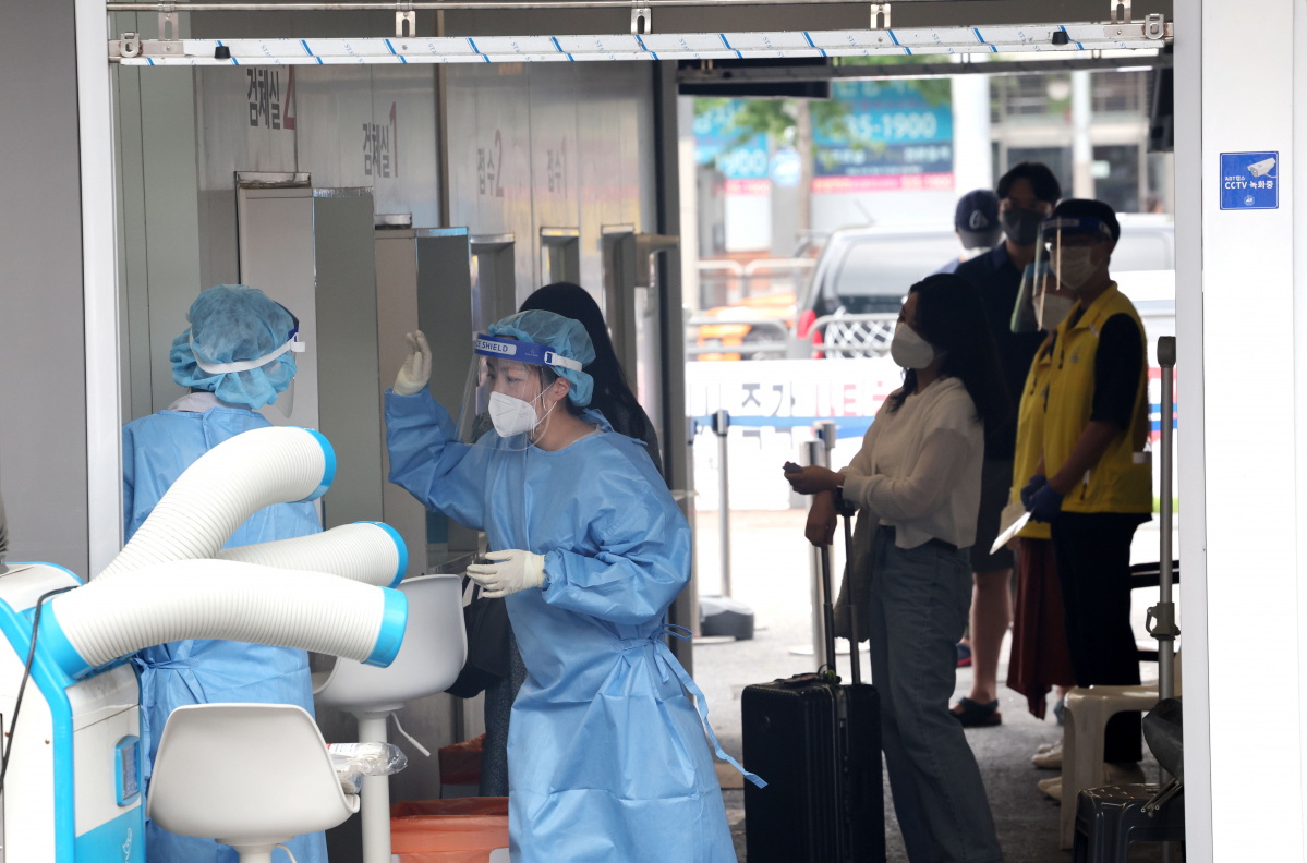 ▲22일 오후 서울 서초구 서울고속버스터미널 코로나19 임시선별검사소에서 의료진이 분주히 움직이고 있다. (연합뉴스)