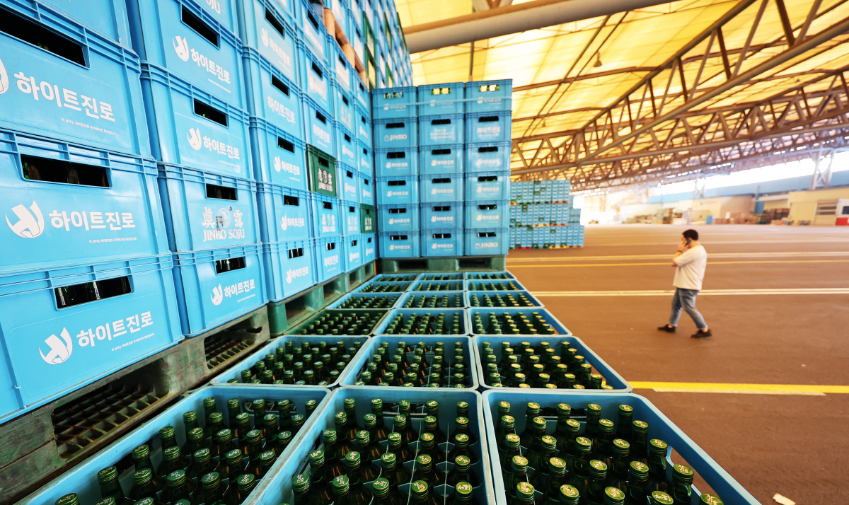 ▲출고 중단으로 한산한 하이트진로 이천공장 출고장(사진=연합뉴스)    