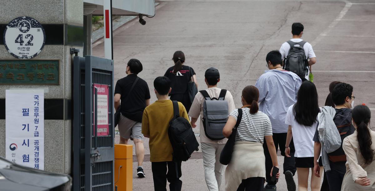 ▲23일 오후 국가공무원 7급 공채 필기시험 응시자들이 시험장이 마련된 성동구의 한 고등학교로 들어가고 있다. (연합뉴스)