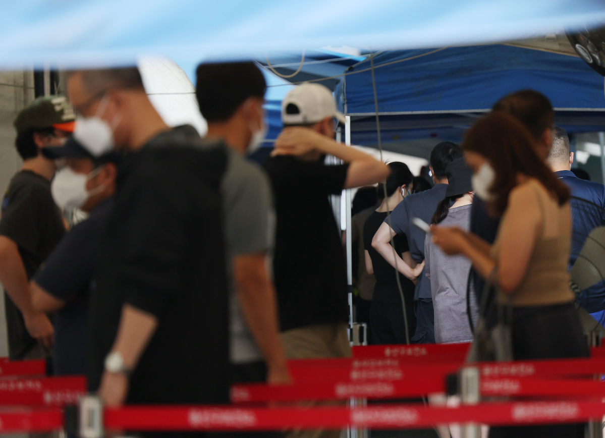 ▲23일 용산구보건소 코로나19 선별진료소를 찾은 시민들이 검사를 기다리고 있다. (연합뉴스)