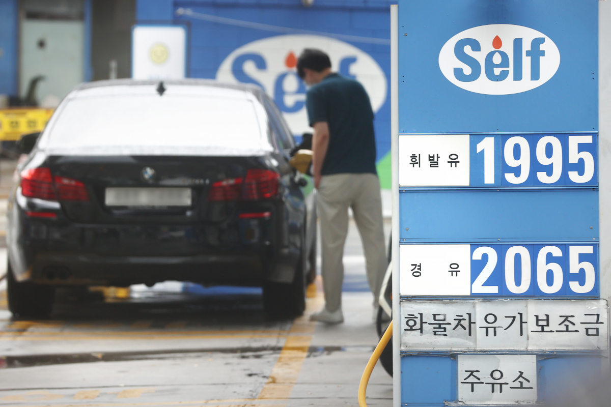 ▲지난 17일 서울 시내 한 주유소에서 시민이 주유를 하고 있다. (연합뉴스)