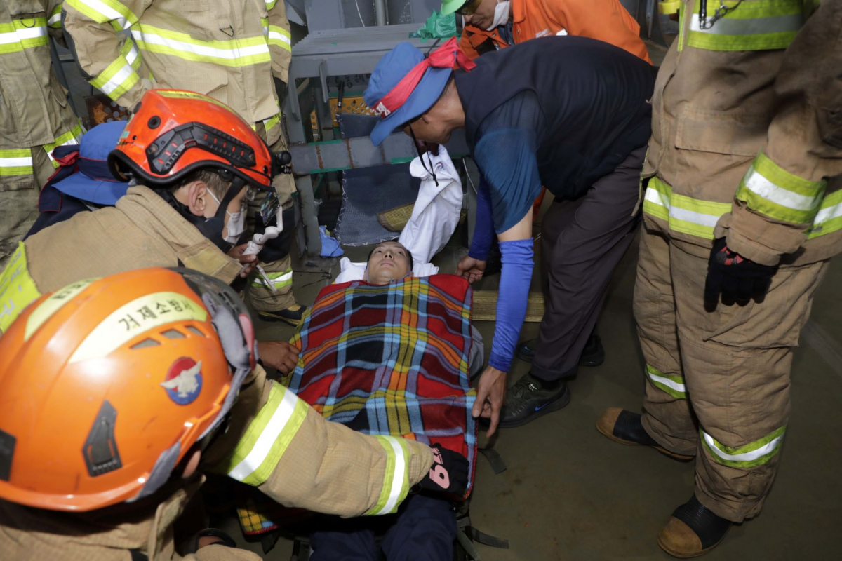 ▲대우조선해양 하청 노사협상이 51일 파일만에 타결된 22일 오후 경남 거제시 대우조선해양 옥포조선소 1도크에서 농성을 마친 유최안 대우조선해양 하정지회 부지회장이 병원으로 후송되고 있다. (뉴시스)