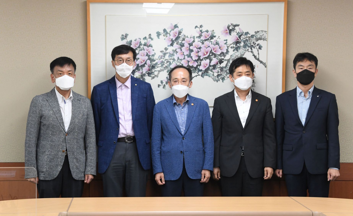 ▲(왼쪽부터) 최상목 대통령실 경제수석비서관, 이창용 한국은행 총재, 추경호 경제부총리 겸 기획재정부 장관, 김주현 금융위원장, 이복현 금융감독원장이 24일 서울 중구 은행연합회에서 비상 거시경제금융회의에 앞서 기념촬영을 하고 있다. (뉴시스)