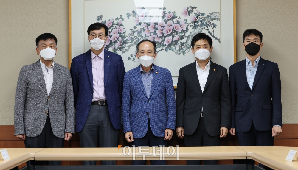 ▲추경호 경제부총리 겸 기획재정부 장관(가운데)이 24일 오후 서울 중구 은행회관에서 열린 비상 거시경제금융회의에서 참석자들과 기념촬영을 하고 있다. 왼쪽부터 최상목 대통령비서실 경제수석, 이창용 한국은행 총재, 추 부총리, 김주현 금융위원장, 이복현 금융감독원장. 조현호 기자 hyunho@ (이투데이DB)