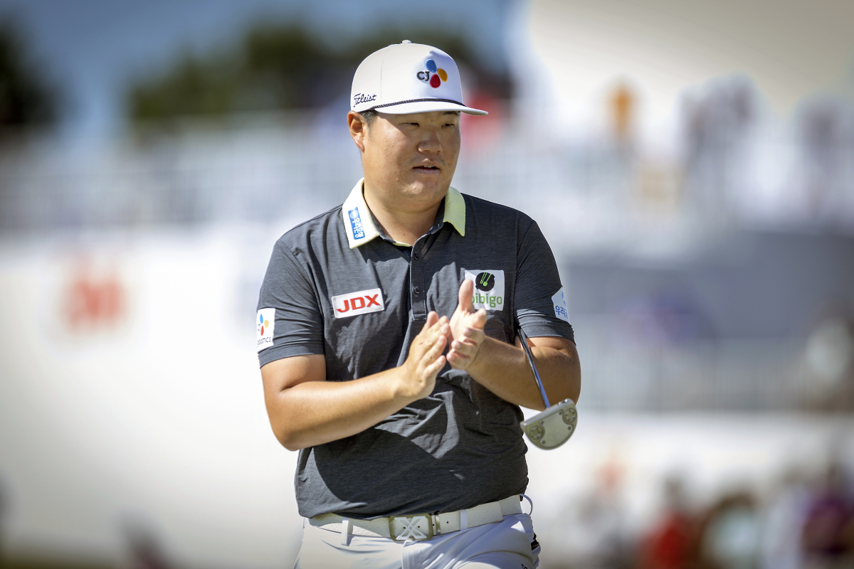 ▲임성재가 21일(현지시간) 미 미네소타주 블레인의 TPC트윈시티스에서 열린 미국프로골프(PGA)투어 3M 오픈 18번 그린에서 함께 라운딩하는 다른 선수의 퍼트를 보며 박수치고 있다. (AP/뉴시스)